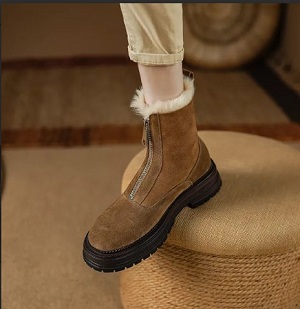 Stay cozy and stylish this winter with the Women’s Winter Fur Snow Boots
