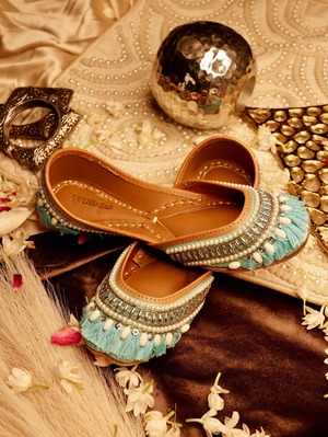 Shop the Most-Liked Handmade Juttis Online from Gulbhahar Today
