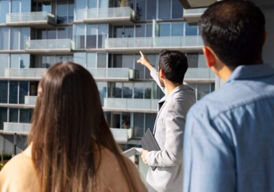 medium-shot-couple-talking-real-estate-agent-2