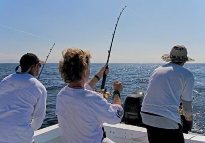 rear-view-people-fishing-boat-sea_1048944-20403055