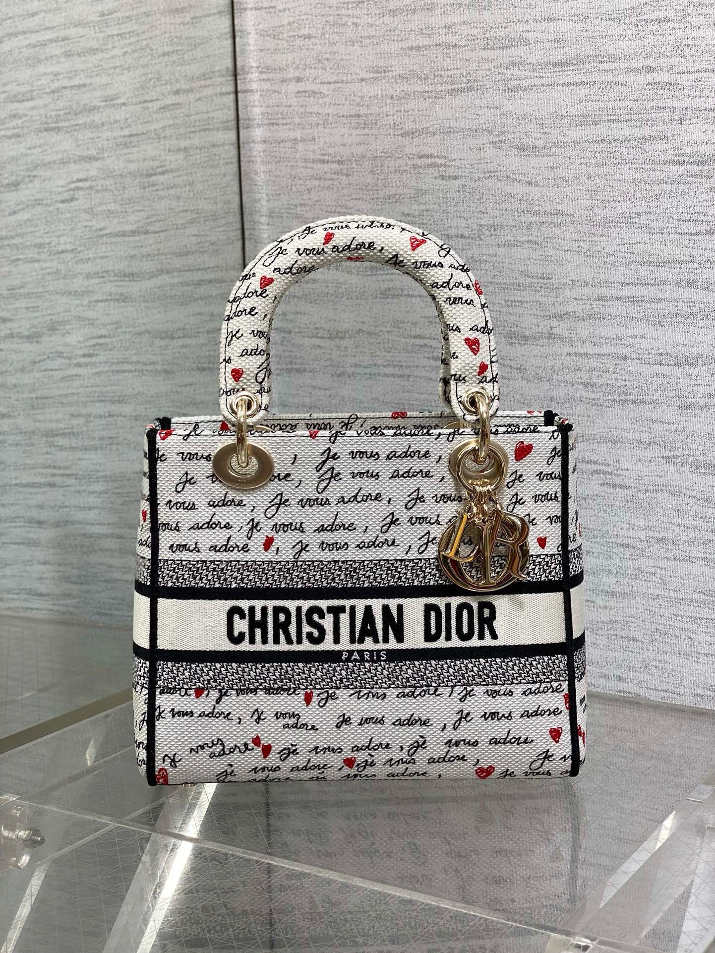 Replica Dior Lady D-Lite Bag | Iconic Embroidery & Craftsmanship