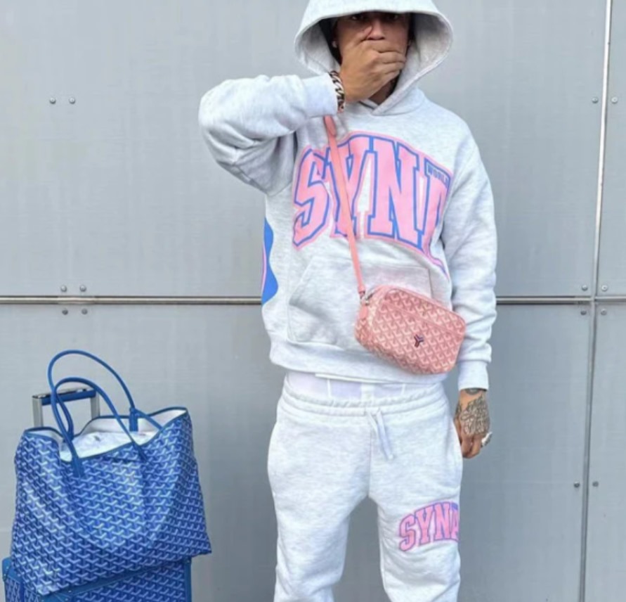 Does the Syna World hoodie stretch?