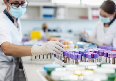 scientists-working-in-the-labora